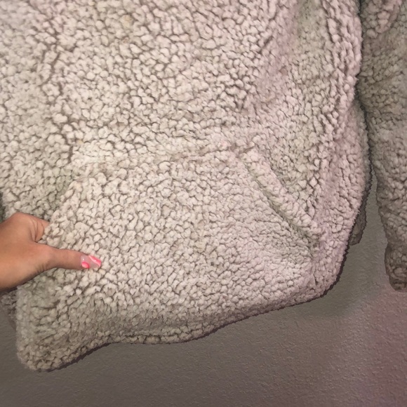 A big fluffy sweater - Picture 4 of 6